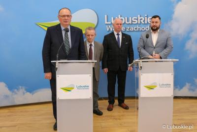 Uczestnicy konferencji prasowej na temat dofinansowania ogródków działkowych. Od lewej: Wicemarszałek Województwa Lubuskiego Stanisław Tomczyszyn, prezes PZD w Zielonej Górze Marian Pasiński, Radny Województwa Lubuskiego Zbigniew Kołodziej oraz dyrektor Departamentu Programów Rozwoju Obszarów Wiejskich Arkadiusz Dąbrowski.