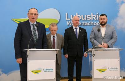 Uczestnicy konferencji prasowej na temat  dofinansowania ogródków działkowych. Od lewej: Wicemarszałek Województwa Lubuskiego Stanisław Tomczyszyn, prezes PZD w Zielonej Górze Marian Pasiński, Radny Województwa Lubuskiego Zbigniew Kołodziej oraz dyrektor Departamentu Programów Rozwoju Obszarów Wiejskich Arkadiusz Dąbrowski .