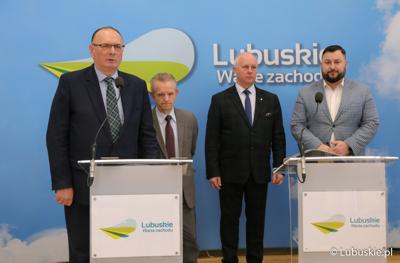 Uczestnicy konferencji prasowej na temat dofinansowania ogródków działkowych. Od lewej: Wicemarszałek Województwa Lubuskiego Stanisław Tomczyszyn, prezes PZD w Zielonej Górze Marian Pasiński, Radny Województwa Lubuskiego Zbigniew Kołodziej oraz dyrektor Departamentu Programów Rozwoju Obszarów Wiejskich Arkadiusz Dąbrowski.