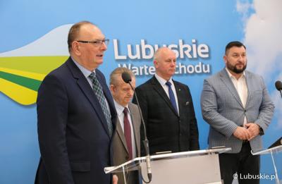 Uczestnicy konferencji prasowej na temat dofinansowania ogródków działkowych. Od lewej: Wicemarszałek Województwa Lubuskiego Stanisław Tomczyszyn, prezes PZD w Zielonej Górze Marian Pasiński, Radny Województwa Lubuskiego Zbigniew Kołodziej oraz dyrektor Departamentu Programów Rozwoju Obszarów Wiejskich Arkadiusz Dąbrowski.