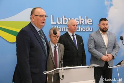 Uczestnicy konferencji prasowej na temat  dofinansowania ogródków działkowych. Od lewej: Wicemarszałek Województwa Lubuskiego Stanisław Tomczyszyn, prezes PZD w Zielonej Górze Marian Pasiński, Radny Województwa Lubuskiego Zbigniew Kołodziej oraz dyrektor Departamentu Programów Rozwoju Obszarów Wiejskich Arkadiusz Dąbrowski.