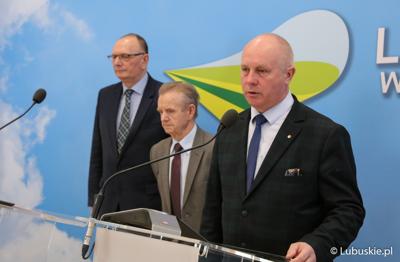 Uczestnicy konferencji prasowej na temat  dofinansowania ogródków działkowych. Od lewej: Wicemarszałek Województwa Lubuskiego Stanisław Tomczyszyn, prezes PZD w Zielonej Górze Marian Pasiński oraz Radny Województwa Lubuskiego Zbigniew Kołodziej.