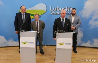 Uczestnicy konferencji prasowej na temat  dofinansowania ogródków działkowych. Od lewej: Wicemarszałek Województwa Lubuskiego Stanisław Tomczyszyn, prezes PZD w Zielonej Górze Marian Pasiński, Radny Województwa Lubuskiego Zbigniew Kołodziej oraz dyrektor Departamentu Programów Rozwoju Obszarów Wiejskich Arkadiusz Dąbrowski.