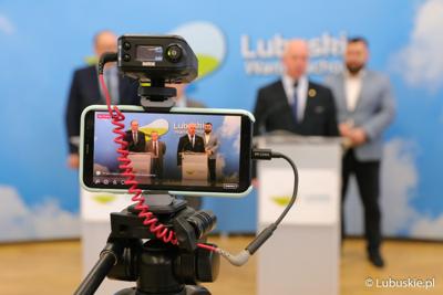 Uczestnicy konferencji prasowej na temat  dofinansowania ogródków działkowych