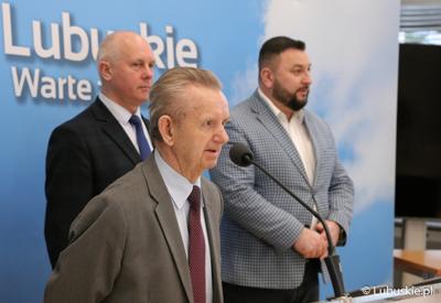 Uczestnicy konferencji prasowej na temat  dofinansowania ogródków działkowych. Przy mikrofonie prezes PZD w Zielonej Górze Marian Pasiński. Z tyłu Radny Województwa Lubuskiego Zbigniew Kołodziej oraz dyrektor Departamentu Programów Rozwoju Obszarów Wiejskich Arkadiusz Dąbrowski.