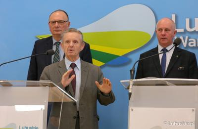 Uczestnicy konferencji prasowej na temat  dofinansowania ogródków działkowych. Od lewej: Na zdjęciu (przy mikrofonie) prezes PZD w Zielonej Górze Marian Pasiński. Z tyłu od lewej: Wicemarszałek Województwa Lubuskiego Stanisław Tomczyszyn oraz Radny Województwa Lubuskiego Zbigniew Kołodziej.