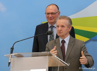 Uczestnicy konferencji prasowej na temat  dofinansowania ogródków działkowych. Przy mikrofonie prezes PZD w Zielonej Górze Marian Pasiński. Z tyłu Wicemarszałek Województwa Lubuskiego Stanisław Tomczyszyn, 