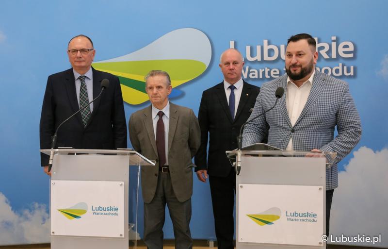 Uczestnicy konferencji prasowej na temat  dofinansowania ogródków działkowych. Od lewej: Wicemarszałek Województwa Lubuskiego Stanisław Tomczyszyn, prezes PZD w Zielonej Górze Marian Pasiński, Radny Województwa Lubuskiego Zbigniew Kołodziej oraz dyrektor Departamentu Programów Rozwoju Obszarów Wiejskich Arkadiusz Dąbrowski.