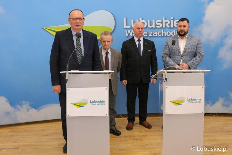Uczestnicy konferencji prasowej na temat dofinansowania ogródków działkowych. Od lewej: Wicemarszałek Województwa Lubuskiego Stanisław Tomczyszyn, prezes PZD w Zielonej Górze Marian Pasiński, Radny Województwa Lubuskiego Zbigniew Kołodziej oraz dyrektor Departamentu Programów Rozwoju Obszarów Wiejskich Arkadiusz Dąbrowski.