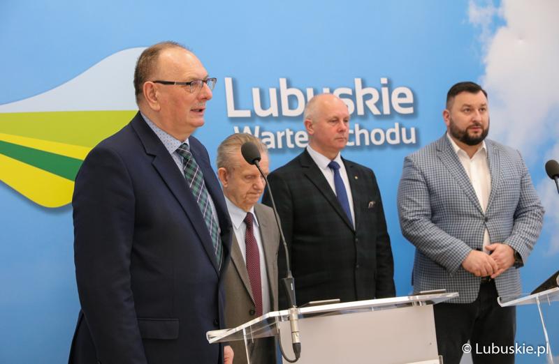 Uczestnicy konferencji prasowej na temat dofinansowania ogródków działkowych. Od lewej: Wicemarszałek Województwa Lubuskiego Stanisław Tomczyszyn, prezes PZD w Zielonej Górze Marian Pasiński, Radny Województwa Lubuskiego Zbigniew Kołodziej oraz dyrektor Departamentu Programów Rozwoju Obszarów Wiejskich Arkadiusz Dąbrowski.