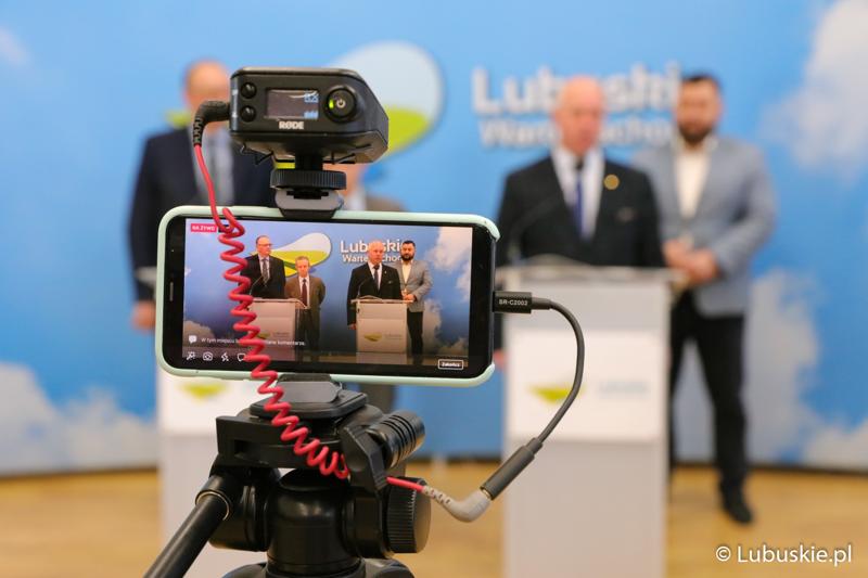 Uczestnicy konferencji prasowej na temat  dofinansowania ogródków działkowych