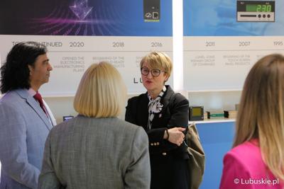 Marszałek Elżbieta Anna Polak zwiedza zielonogórską fabrykę Lumel. Oprowadza ją prezes firmy Dinesh Musalekar. 