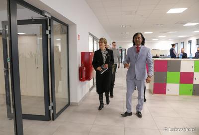 Marszałek Elżbieta Anna Polak zwiedza zielonogórską fabrykę Lumel. Oprowadza ją prezes firmy Dinesh Musalekar. 