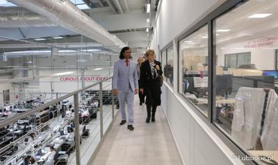 Marszałek Elżbieta Anna Polak zwiedza zielonogórską fabrykę Lumel 