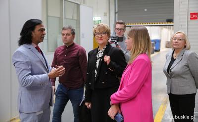 Marszałek Elżbieta Anna Polak zwiedza zielonogórską fabrykę Lumel. Oprowadza ją prezes firmy Dinesh Musalekar. 