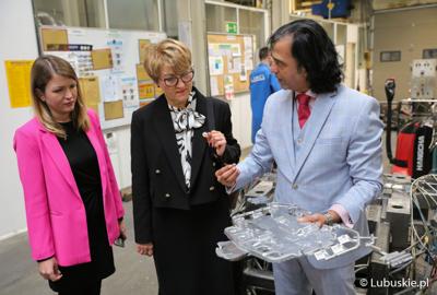 Marszałek Elżbieta Anna Polak zwiedza zielonogórską fabrykę Lumel 