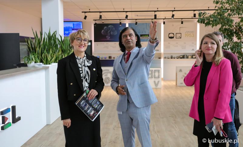 Marszałek Elżbieta Anna Polak zwiedza zielonogórską fabrykę Lumel