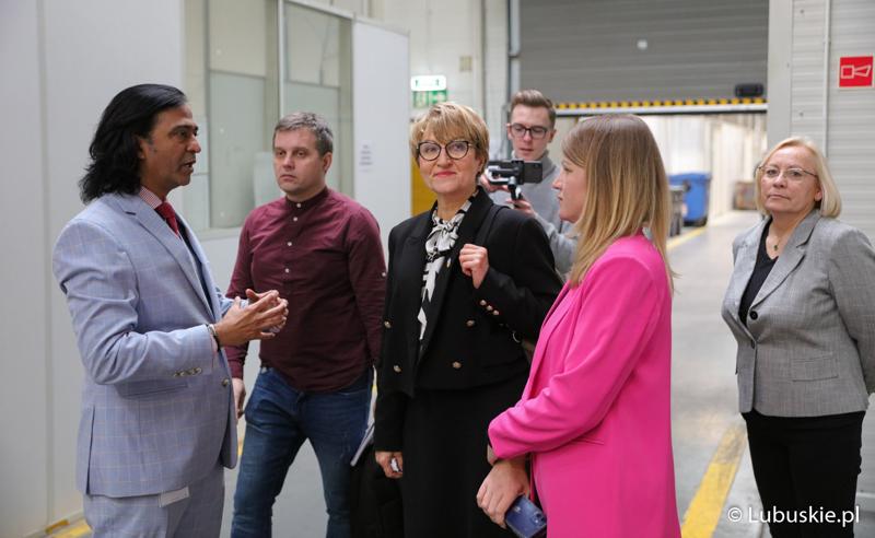 Marszałek Elżbieta Anna Polak zwiedza zielonogórską fabrykę Lumel. Oprowadza ją prezes firmy Dinesh Musalekar.