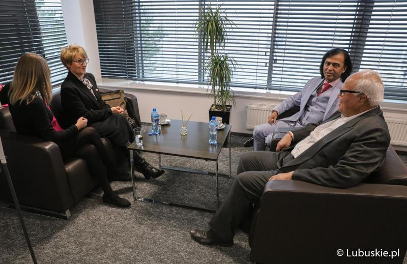Marszałek Elżbieta Anna Polak podczas spotkania w gabinecie prezesa firmy LUMEL Dinesha Musalekara.