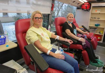 Zbiórka krwi w krwiobusie przed urzędem marszałkowskim