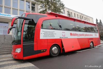 8 marca 2023 r. przed Urzędem Marszałkowskim Województwa Lubuskiego zaparkował krwiobus.