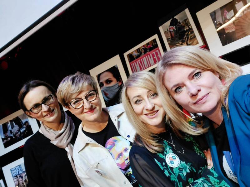 Uczestniczki panelu  „Samorząd przyjazny kobietom – co to oznacza w praktyce?”: marszałkini Elżbieta Anna Polak, Dorota Zmarzlak – wójtka gminy Izabelin, Sylwia Bielawska – wiceprezydentka miasta Wałbrzych i Dorota Łoboda – członkini Rady Miasta Stołecznego Warszawy.