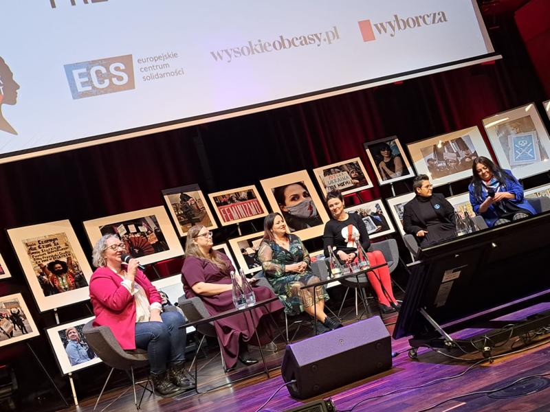 Panel dyskusyjny "Lepiej razem – o współpracy środowiska aktywistycznego i samorządu lokalnego" z udziałem strajkowiczek z kolektywów OSK działających w różnych miastach w Polsce: Ewy Kacak-Niemczuk (Piaseczno), Kingi Gęsickiej-Biały (Bolesławiec), Agnieszki Czeredereckiej (Warszawa), Hanny Kustry (Rybnik), Zofii Szozdy (Zielona Góra). Prowadząca: Marta Lempart