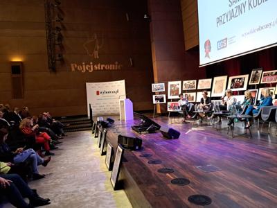 W piątek, 10 marca 2023 r., w Gdańsku odbywa się gala plebiscytu "Po jej stronie. Samorząd przyjazny kobietom". W wydarzeniu bierze udział lubuska marszałkini Elżbieta Anna Polak. W trakcie gali zostaną wręczone nagrody dla samorządów, które najlepiej wspierają obywatelki i obywateli. Częścią wydarzenia była debata samorządowców, rad kobiet i liderek, które działają w swoich miejscowościach. Marszałkini Elżbieta Anna Polak zabrała głos w panelu dyskusyjnym „Samorząd przyjazny kobietom – co to oznacza w praktyce?”. W rozmowie wzięły też udział: Dorota Zmarzlak – wójtka gminy Izabelin, Sylwia Bielawska – wiceprezydentka miasta Wałbrzych i Dorota Łoboda – członkini Rady Miasta Stołecznego Warszawy. Debatę poprowadziła Paulina Skalnicka z "Gazety Wyborczej".