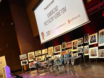 W piątek, 10 marca 2023 r., w Gdańsku odbywa się gala plebiscytu "Po jej stronie. Samorząd przyjazny kobietom". W wydarzeniu bierze udział lubuska marszałkini Elżbieta Anna Polak. W trakcie gali zostaną wręczone nagrody dla samorządów, które najlepiej wspierają obywatelki i obywateli. Częścią wydarzenia była debata samorządowców, rad kobiet i liderek, które działają w swoich miejscowościach. Marszałkini Elżbieta Anna Polak zabrała głos w panelu dyskusyjnym „Samorząd przyjazny kobietom – co to oznacza w praktyce?”. W rozmowie wzięły też udział: Dorota Zmarzlak – wójtka gminy Izabelin, Sylwia Bielawska – wiceprezydentka miasta Wałbrzych i Dorota Łoboda – członkini Rady Miasta Stołecznego Warszawy. Debatę poprowadziła Paulina Skalnicka z "Gazety Wyborczej".