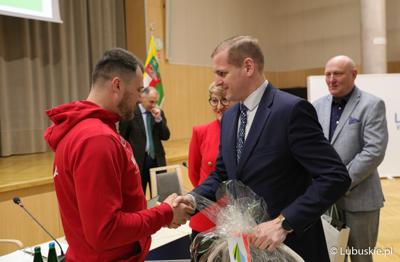 Wicemarszałek Łukasz Porycki i Marcin Oleksy