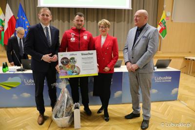 Na zdjęciu (od lewej): Wicemarszałek Łukasz Porycki, Marcin Oleksy, Marszałek Elżbieta Anna Polak oraz Przewodniczący Sejmiku Wacław Maciuszonek