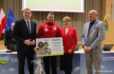 Na zdjęciu (od lewej): Wicemarszałek Łukasz Porycki, Marcin Oleksy, Marszałek Elżbieta Anna Polak oraz Przewodniczący Sejmiku Wacław Maciuszonek