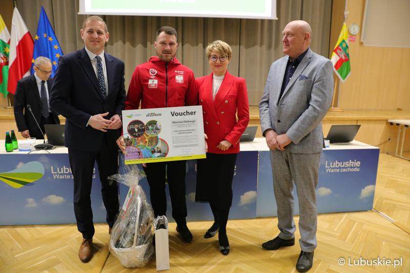 Na zdjęciu (od lewej): Wicemarszałek Łukasz Porycki, Marcin Oleksy, Marszałek Elżbieta Anna Polak oraz Przewodniczący Sejmiku Wacław Maciuszonek