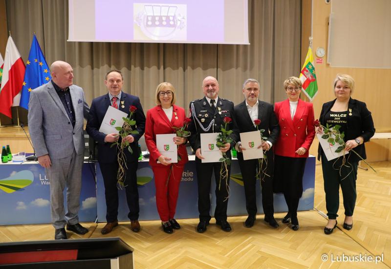 Marszałek Elżbieta Anna Polak i przewodniczący lubuskiego Sejmiku Wacław Maciuszonek z odznaczonymi „Odznakami Honorowymi za Zasługi dla Województwa Lubuskiego”. Wyróżnienia odebrali: Agnieszka Chyrc, Piotr Gawara, Andrzej Jasek, Anna Polus oraz Jarosław Wnorowski.
