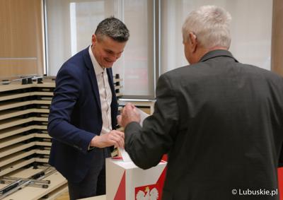 Radny Sebastian Ciemnoczołowski oddaje głos w głosowaniu nad wnioskiem o odwołanie przewodniczącego Sejmiku Wacława Maciuszonka 
