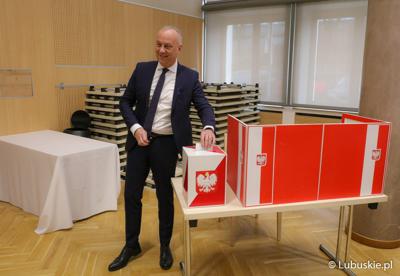 Członek zarządu woj. lubuskiego Marcin Jabłoński oddaje głos w głosowaniu nad wnioskiem o odwołanie przewodniczącego Sejmiku Wacława Maciuszonka 