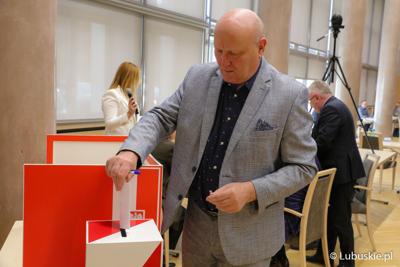 Wacław Maciuszonek oddaje głos w głosowaniu nad wnioskiem o odwołanie przewodniczącego Sejmiku 
