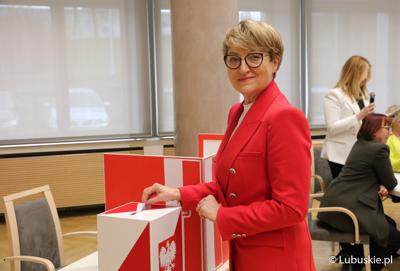 Marszałek Elżbieta Anna Polak oddaje głos w głosowaniu nad wnioskiem o odwołanie przewodniczącego Sejmiku Wacława Maciuszonka 