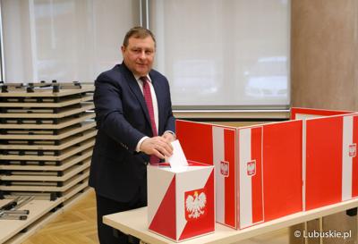 Radny Grzegorz Potęga oddaje głos w głosowaniu nad wnioskiem o odwołanie przewodniczącego Sejmiku Wacława Maciuszonka 