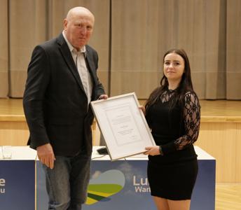 Przewodniczący sejmiku Wacław Maciuszonek wręczył Liliannie Ozimek  zaświadczenie o wyborze na Radną Młodzieżowego Sejmiku Województwa Lubuskiego 