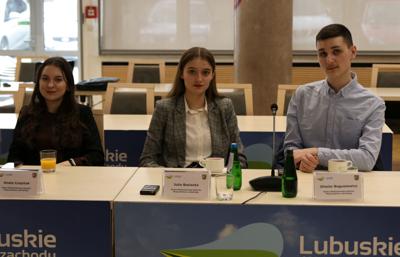 Młodzi radni podczas II sesji Młodzieżowego Sejmiku Województwa 