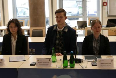 Młodzi radni podczas II sesji Młodzieżowego Sejmiku Województwa 