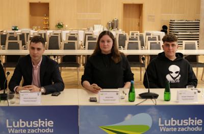 Młodzi radni podczas II sesji Młodzieżowego Sejmiku Województwa 