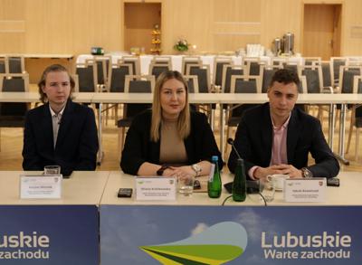Młodzi radni podczas II sesji Młodzieżowego Sejmiku Województwa 
