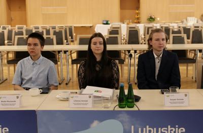 Młodzi radni podczas II sesji Młodzieżowego Sejmiku Województwa 