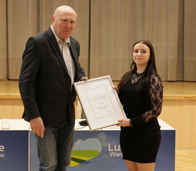 Przewodniczący sejmiku Wacław Maciuszonek wręczył Liliannie Ozimek  zaświadczenie o wyborze na Radną Młodzieżowego Sejmiku Województwa Lubuskiego
