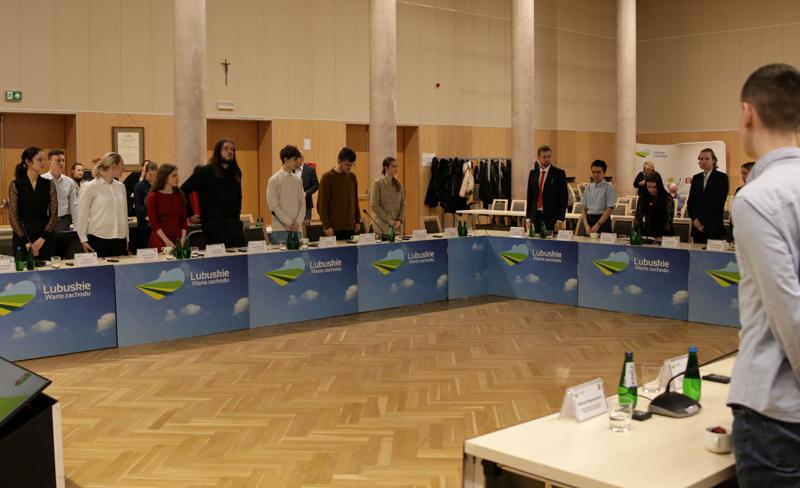 Młodzi radni podczas II sesji Młodzieżowego Sejmiku Województwa