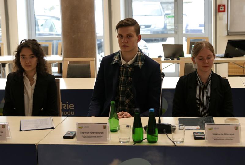 Młodzi radni podczas II sesji Młodzieżowego Sejmiku Województwa