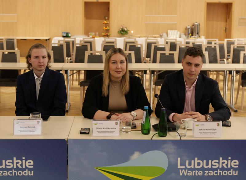 Młodzi radni podczas II sesji Młodzieżowego Sejmiku Województwa
