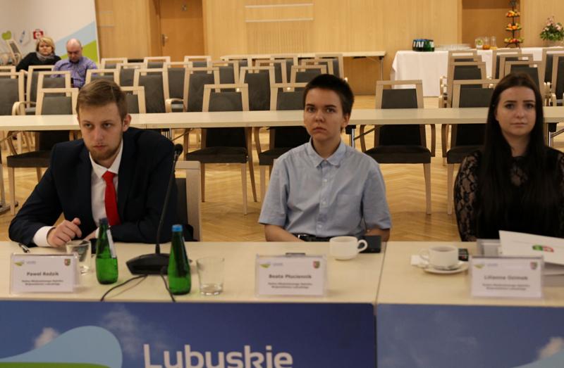 Młodzi radni podczas II sesji Młodzieżowego Sejmiku Województwa